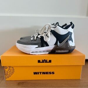 Lebron James Witness VII Nike Youth Boys Basketball Shoes Size 5.5